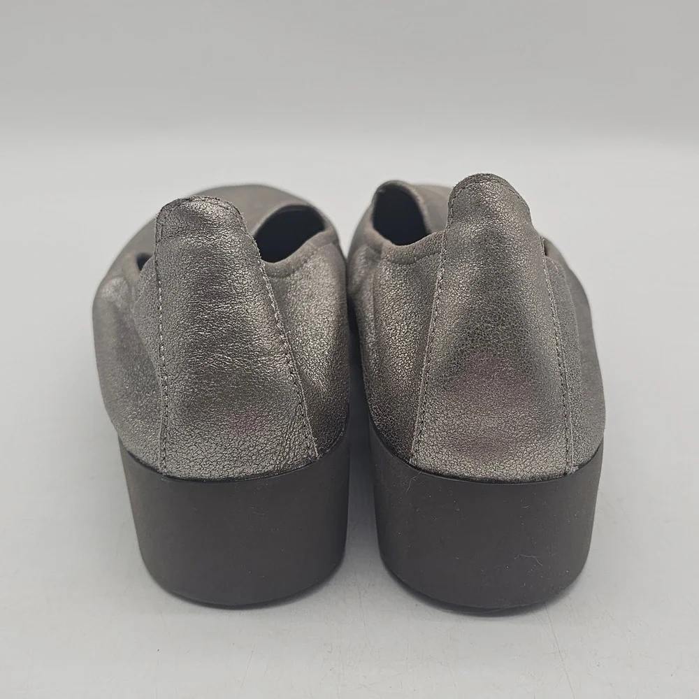 New without box Aetrex brushed silver size 7 comfort flat loafer shoes